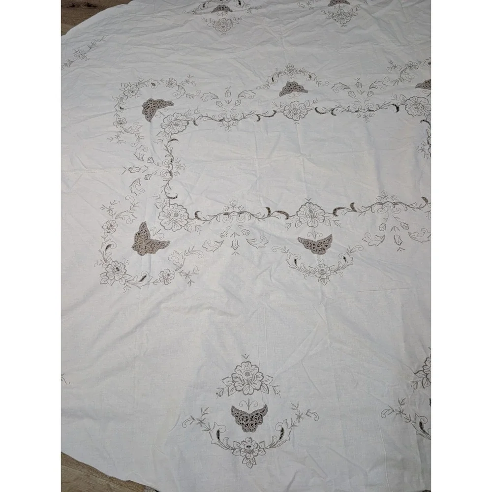 Vintage Embroidered‎ Scalloped Edge Cotton Ivory Tablecloth Oval 65